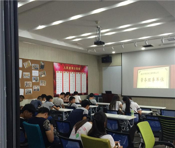 長江職業(yè)技術(shù)學院組織應(yīng)屆新生深入今泰裝飾(圖4)