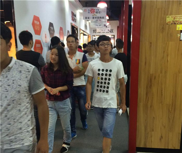 長江職業(yè)技術(shù)學院組織應(yīng)屆新生深入今泰裝飾(圖1)