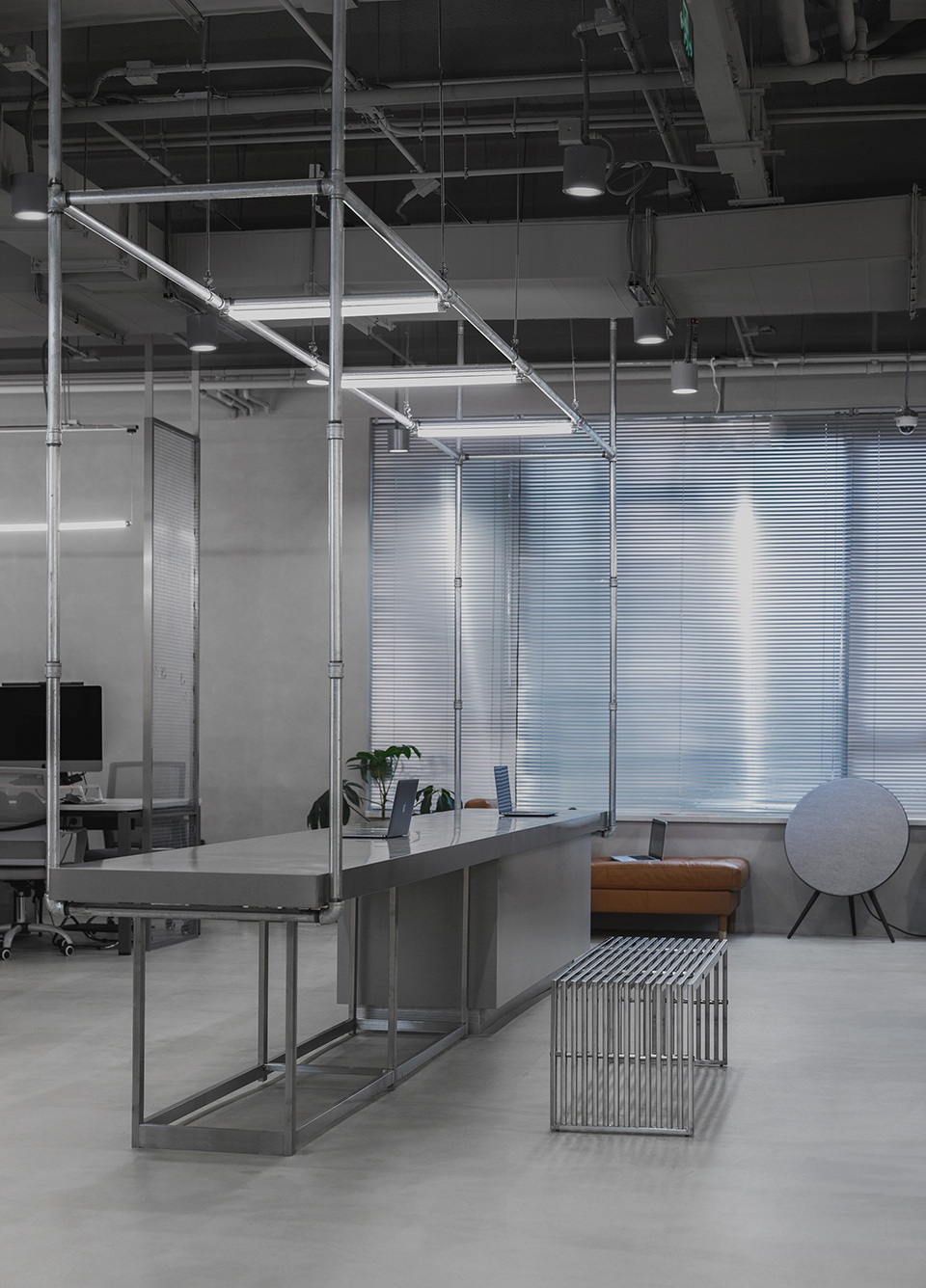 辦公室裝修設(shè)計,粗狂的線條走進(jìn)工業(yè)之美！(圖5)